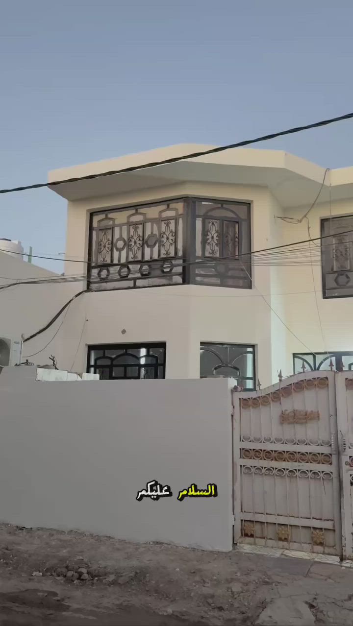 بيت للبيت طابو صرف مساحته بالسند 120 متر واقع حال 152 متر 
يحتوي ع 3 غرف نوم 
استقبال 
كلدور عدد 2 
 مجمع صحيات لكل طابق
مطبخ 
كراج سياره 
العنوان : حله -حي العسكري - شارع 30 ثاني بيت عن شارع ٣٠ 

للاستفسار اكثر الاتصال على الرقم ***********
