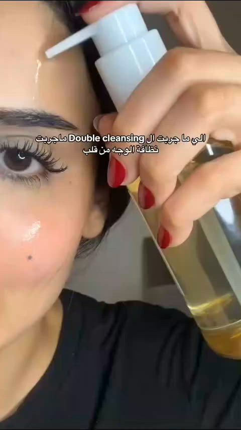 ✨ غسول سنتيلا الزيتي من SKIN1004 – تنظيف لطيف وفعّال للبشرة

✨هذا الغسول الزيتي خطيرررر بنات غسول زيتي بالسنتيلا 🤍هو منظف زيتي خفيف الوزن، مصمم خصيصًا لإزالة المكياج، الأوساخ، الزيوت الزائدة، وبقايا واقي الشمس بلطف دون التسبب في تهيج البشرة. سحر في الرؤوس السوداء والبيضاء ￼ 
مناسب لجميع انواع البشرة لتنظيف العميق للبشرة وازالة الشوائب 💫

✅يحتوي على السنتيلا ازياتكا او السيكا و 6 أنواع من الزيوت النباتية التي توفر الترطيب والتغذية لشعور بشرة منتعشة ونظيفة بعد الغسل ، يكون للبشرة توازن بين الماء والزيوت ، ولهذا لا يسبب جفاف  بعد الاستخدام بفضل م ستخلص سينتيللا ، فإن الزيت له تأثيرات مضادة للالتهابات ويمنع تكوين حب الشباب والطفح الجلدي

✅ المميزات:
•تنظيف عميق:
•يذيب المكياج الثقيل
  •والأوساخ، والزيوت الزائدة بفعالية، مما يترك البشرة نظيفة ومنتعشة.
•يساعد على تهدئة البشرة وتغذيتها.
•مناسب للبشرة الحساسة: خالٍ من المواد الكيميائية القاسية، ولا يسبب انسداد المسام.
• قوام خفيف: يتميز بقوام زيتي خفيف يشبه الماء، مما يجعله مناسبًا لجميع أنواع البشرة، خاصةً الحساسة والجافة
•مضادة للالتهابات ويمنع تكوين حب الشباب والطفح الجلدي
•يعمل على ازالة الرؤوس السوداء والبيضاء
#الاصلي المنشأ كوريا 🇰🇷💯

🚘يوجد خدمة توصيل لجميع محافظات العراق ٤ الاف 🚘


**إذا كنت صاحب هذا الإعلان وتريد حذفه لأي سبب، رجاءا أرسل رسالة إلى الدعم الفني**