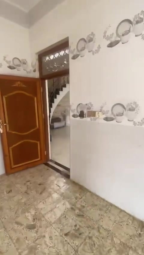 الدار للبيع
الكرادة المساحة 300 عدد الغرف اثنان مساحتهم 5*5 صالة الخطار5*6ونص الهول 5*10 المطبخ 5*5 الحمامات داخلي وخارجي طرمة مساحة كبيرة بالإضافة الى حريقة ***********
