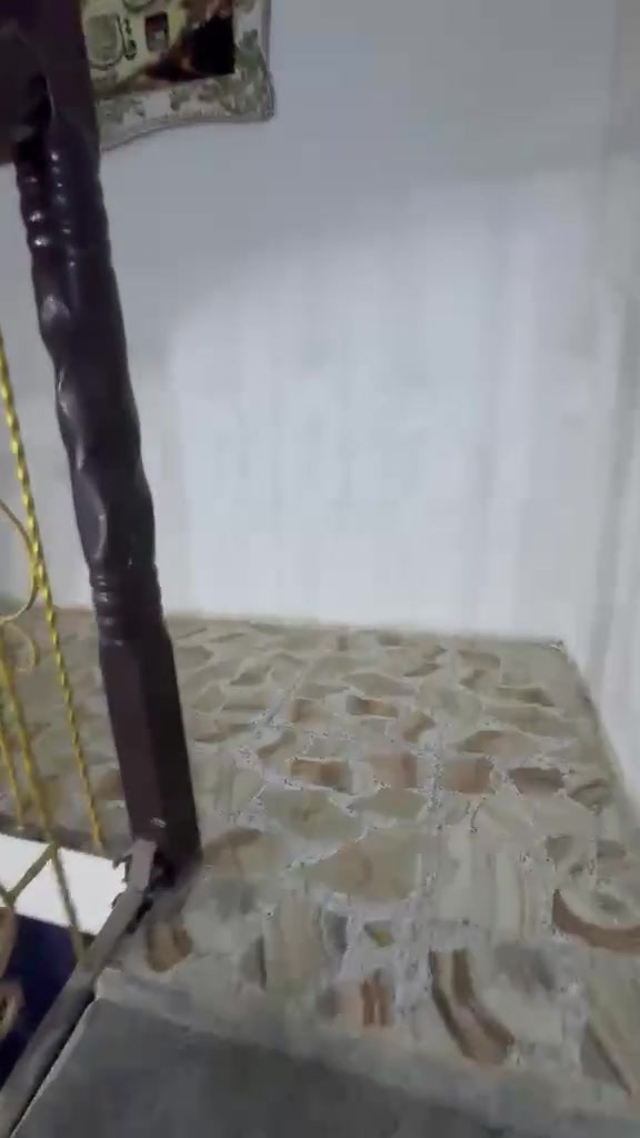 سلام عليكم
بيت للبيع مساحه 250 متر  طابو زراعي قرار محكمه
يحتوي على 4 غرف نوم + صاله 
مطابخ حار بارد 2
حمامات 3
بناء بلوك 
بناء قديم 
قريب على شارع العام المدخل مالته من اسواق ابو حسن
علمن أن البيت يطل على شارعين باب امامي وباب خلفي 
للاستفسار الاتصال على الرقم ***********
