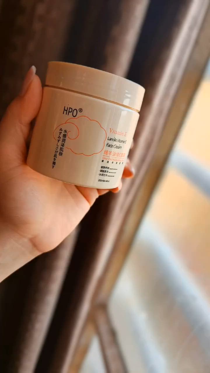 متوفر حالياََ 🌼
يوفر كريم الوجه HPO Vitamin E Lanolin ترطيباً عميقاً للبشرة بفضل احتوائه على مزيج من اللانولين وفيتامين E. إليك أبرز التفاصيل حوله
:الاستخدام الأساسي: مصمم لتغذية وتنعيم البشرة شديدة الجفاف.
المكونات: يعتمد على زيت الأغنام (اللانولين) الذي يشبه الزيوت الطبيعية للبشرة، بالإضافة إلى فيتامين E.الفائدة:
 يساعد على الاحتفاظ بالرطوبة داخل الجلد وحمايته من الجفاف.
#اكسبلور #بغداد_العراق🇮🇶 #تسوق_اونلاين


**إذا كنت صاحب هذا الإعلان وتريد حذفه لأي سبب، رجاءا أرسل رسالة إلى الدعم الفني**