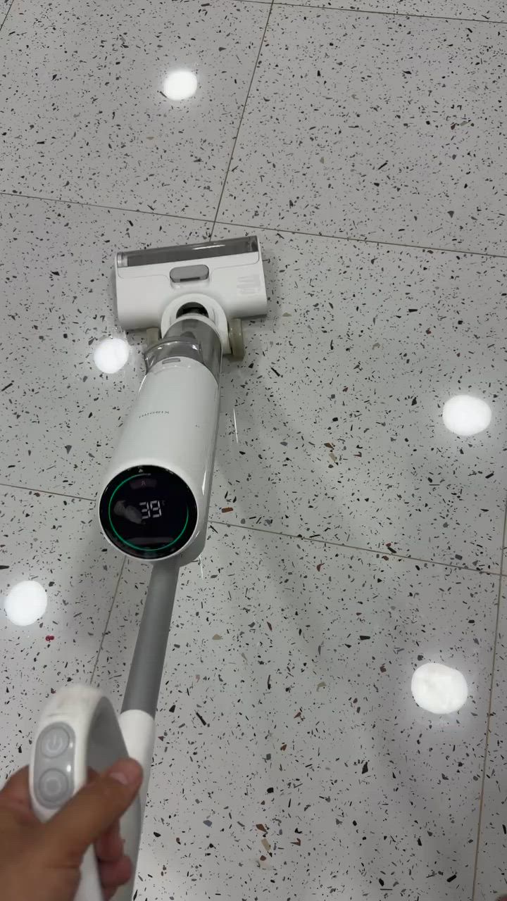 Xiaomi Truclean W10 Ultra
بوكاله الريان ب825 يمي السعر ب325 الف اكو كميات جبيره واكو بيع جمله بسعر ارخص 

* ✅ تكنس وتمسح وتجفف الأرضية بنفس الوقت (3 في 1).  
* ✅ قاعدة ذكية تقوم بـ:
    * شحن الجهاز.
    * تنظيف الرول تلقائياً.
    * تجفيف الرول بالهواء الساخن (حوالي 55° مئوية) لمنع الروائح والعفن.  
* ✅ تعبئة خزان الماء تلقائياً من القاعدة.
* ✅ تنظيف بالماء الساخن يصل إلى 75° مئوية لإزالة البقع الصعبة.  
* ✅ مستشعر ذكي يكتشف كمية الأوساخ ويزيد أو يقلل قوة التنظيف تلقائياً.
* ✅ دفع ذاتي (Self-propelled) يجعل تحريكها خفيفاً.
* ✅ شاشة LED تعرض البطارية ووضع التنظيف.
* ✅ أوامر صوتية وتنبيهات أثناء الاستخدام.

المواصفات

* قوة المحرك: 220 واط.  
* سعة بطارية: 3680mAh.
* مدة التشغيل: حتى 35 دقيقة في الاستخدام العادي.  
* خزان الماء النظيف: 745 مل.
* خزان الماء الوسخ: 640 مل.


**إذا كنت صاحب هذا الإعلان وتريد حذفه لأي سبب، رجاءا أرسل رسالة إلى الدعم الفني**