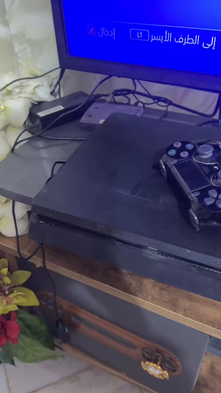 بلي فور نضام 9 مهكر بي لعبتين ( بيس26-وThe last of us ) البلي مامفتوح ولا داخل تصليح يجي وياه كيرين واحد اصلي ولثاني تجاري جهاز نضيف وكامل..
***********
