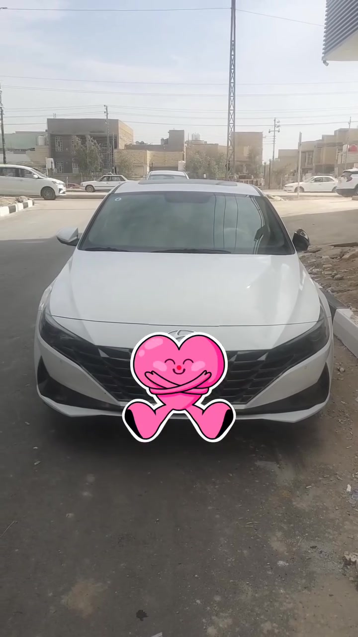 النوع والموديل: هيونداي الانترة
سنة الصنع: 2023.

المواصفات: وارد خليجي

حجم المحرك: 2.0 لتر (2000 سي سي) دوش 4 سلندر.

ناقل الحركة: أوتوماتيك (تبترونيك) 6 سرعات.

نظام القيادة: دفع أمامي (FWD) مع وضعيات قيادة متعددة (Eco, Sport, Normal). [1, 2, 3, 4]

المواصفات الخارجية (الجمالية والراحة)

فتحة السقف: فتحة سقف كهربائية.

الإضاءة: مصابيح أمامية وخلفية LED بالكامل مع إضاءة نهارية.

العجلات: جنوط ألومنيوم قياس 16 أو 17 بوصة (حسب الوكيل الخليجي).

الدخول والتشغيل: نظام الدخول الذكي (بصمة أبواب) وتشغيل السيارة عن بعد مع زر تشغيل المحرك الذكي. [1, 2, 3, 4]

المواصفات التقنية والداخلية

الشاشات: شاشة لمس وسطية كبيرة تدعم نظام Apple CarPlay و Android Auto لاسلكياً.

العدادات: شاشة معلومات رقمية (ديجيتال) أمام السائق.

المقاعد: مقاعد مخمل فاخر (أو جلد حسب الطلب) مع تحكم كهربائي بالمقاعد.

الرفاهية: شاحن لاسلكي للهواتف الذكية، كاميرا خلفية متطورة، وحساسات ركن أمامية وخلفية.

التكييف: تكييف هواء أوتوماتيكي ممتاز بفتحات خلفية لتوزيع الهواء. [1, 2, 3]

السلامة والأمان

نظام الفرامل: مانع انغلاق الفرامل ABS ونظام التحكم الإلكتروني بالثبات.

الوسائد الهوائية: وسائد هوائية (Airbags) للسائق والراكب الأمامي والجانبي.

الأنظمة المساعدة: مثبت سرعة ذكي، نظام قياس ضغط الإطارات، ونظام التحذير من النقاط العمياء. [1, 2, 3, 4, 5]
مكان ذي قار . ***********
ماشيه 70 كم 
مكفوله سياره 
سعر .. 190
