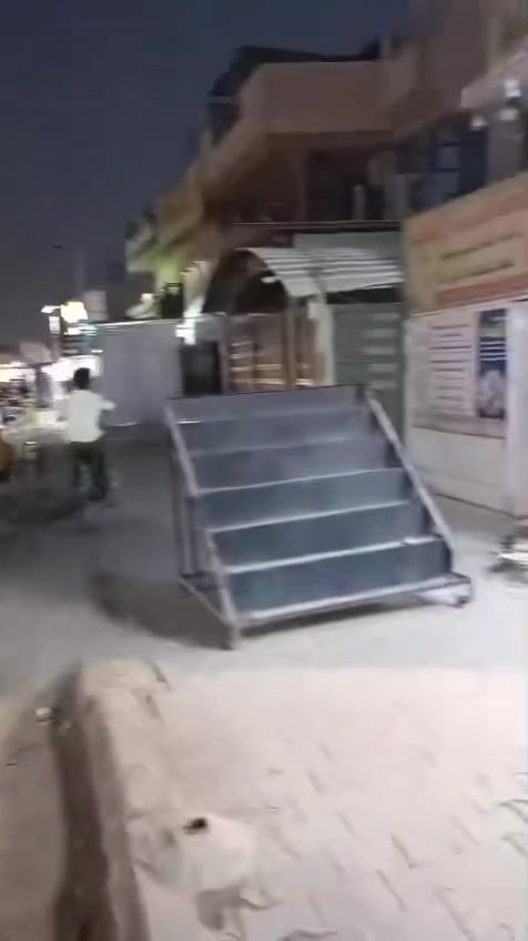 سلام عليكم للبيع محل كامل مكمل محل شغال وعليه رجل المحل بالبياع  بسوق الرابعه بشارع الباله محل متكامل ديكور ورفوف واضائه كله مع المحل تنباع مع البضاعه جامخانه عرض ورفوف خشب صاج اجار المحل 250 الف خط سحب شغال ووطني خط وحده المحل ماطور ماء ارض سيراميك مسوك جديد  يعني مناقصه شي كبل اتفاح استفسار *********** ملاحظة المحل بيه كروب ع وتساب ينباع وياه
