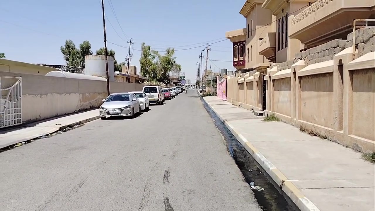 دار للبيع الموقع حي المثنى قريب من المستشفى ومركز شرطة النصر مساحة الدار 177.5م سند شرط تحويل تتكون الدار من طابقين الطابق الارضي ثلاث غرف وصالة ومطبخ وحمام ومرافق والطابق الثاني ثلاث غرف وصالة ومطبخ وحمام ومرافق تحتوي الدار على درج داخلي ودرج خارجي مع باب للدرج الخارجي السعر على الخاص للاستفسار اتصل على ***********
