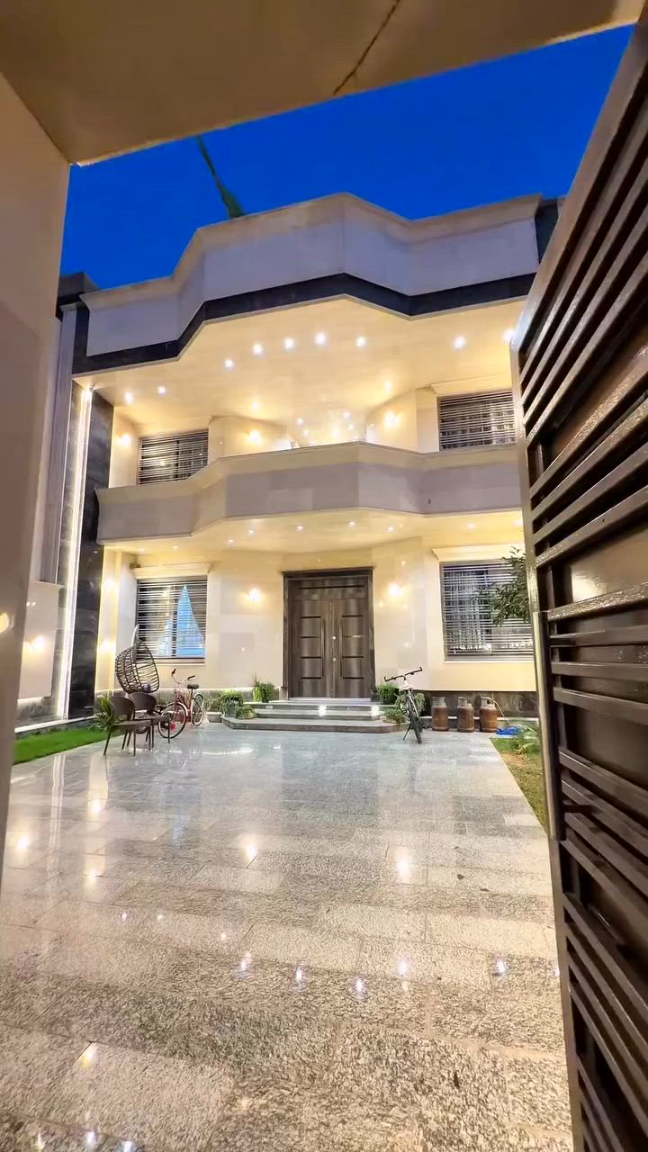 ***********    ***********
🏡 للبيع – بيت مميز في السيدية  /  بغداد مربع 
الاقتصادين 

📐 المساحة: 400 متر
📏 الواجهة: 10 متر

البيت مصمم بشكل مريح ومميز، ويحتوي على:
🛏️  7  غرف نوم (من ضمنها 4 غرف أرضية)
🛋️ صالة واسعة
🍽️ مطبخ
🏠 هول داخلي
🌿 جلسة خارجية جميلة
🚗 كراج يتسع لأكثر من سيارة
✨ أرضيات مرمر وتشطيبات مرتبة

‏سنة البناء ‏2021

💰 السعر مناسب ومغري

للاستفسار ومعرفة السعر والتفاصيل أكثر تواصل ويانا
📞 رقم المكتب :
