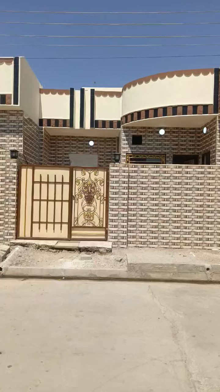 السلام عليكم 
دار للبيع في حي الانتصار ١٢٨ متر مربع اتجاه شروق بناء حديث شرط التحويل مكاتبة مع الشرعي يتكون من غرفتين وهول وغرفة استقبال ومطبخ ومشتملات مغلف بالبورسلين والسيراميك والسقوف الثانوية لمعرفة السعر علق بكلمة تم 
للطلب والأستفسار يمكنكم التواصل معنا مكتب الشلال للعقار على الأرقام التالية 
***********
***********
