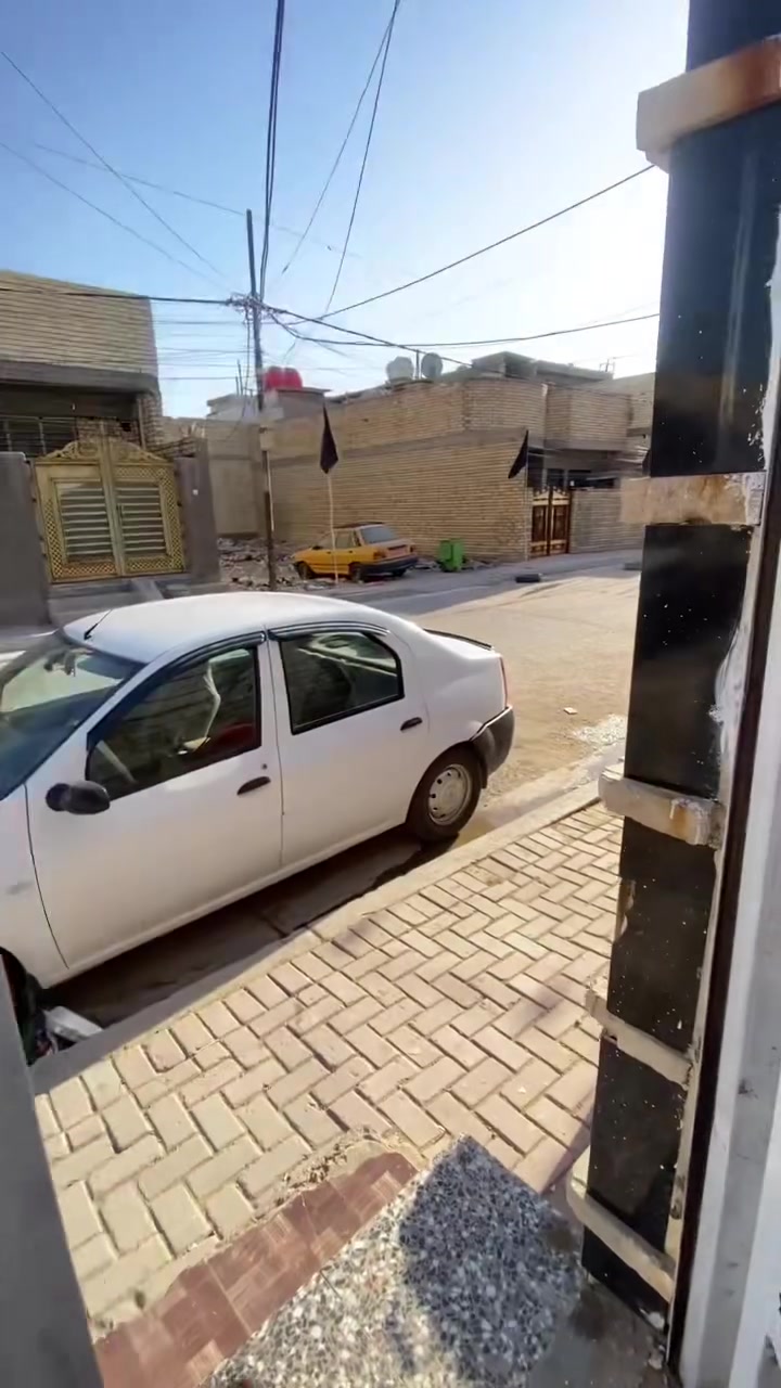 سلام عليكم
بيت للبيع في منطقه حي الكوفه بغداد  100م   بي بابين عله شارعين البيت قرب شارع المخازن او قرب اسواق بركه الامير شارع 20 عريض خدمات كامله الحمد لله كهرباء وتبليط بيت عالي عن الشارع والمنطقه خير من الله  وقابله للتطويب منضمه واجونه اكثر من مره 
***********. موجود واتساب

