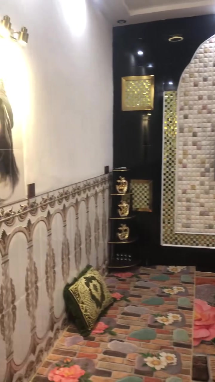 سلام عليكم بيت باستكشافات شارع ملعب الجوهره المساحه 150 ركن بيه 2غرف وحده بلطابق الاول وثانيه بلطابق الثاني +مطبخ + صالتين + استقبال+ كراج
 بيه خطين كهرباء ومجاري جديده كملة وبدو بلماء وجاي على المنطقه تبليط 
بيع مستعجل 
للتصال ***********
