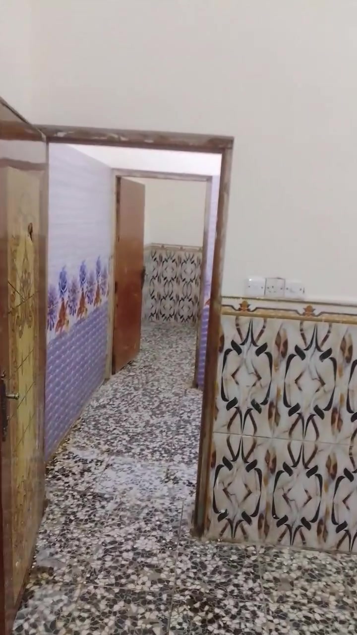 غرفه نوم 3ونص في 6صاله 5في 6مطبخ 3في 2ونص معا منووخدمات شقه ارضيه حي جهاد شارع السوك مقابل عالم باربي***********
