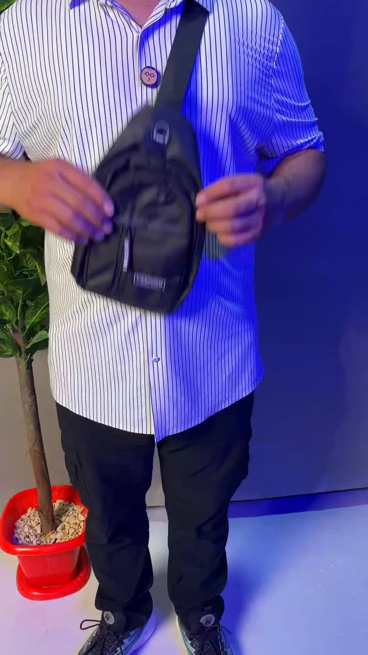 حقيبة ظهر كروس كتف واحد سبورت بلون أسود مع سحابات مميزة

السعر/15/الف والتوصيل مجاني كافه أنحاء العراق 

حقيبة كتف كروس عملية ومريحة مصممة لتوفر لك سهولة الحركة وحفظ مقتنياتك اليومية بشكل منظم بفضل جيوبها المتعددة وسحاباتها المحكمة.

• تصميم كروس مرن: تأتي بحزام كتف عريض وقابل للتعديل ليلائم المقاس المناسب لك بكل أريحية أثناء التنقل.

• جيوب متعددة للتنظيم: تحتوي الحقيبة على جيب رئيسي علوي كبير، بالإضافة إلى جيوب أمامية إضافية بسحابات لتوزيع الأغراض بسهولة.

• منفذ سماعات علوي: مزودة بفتحة مطاطية مخصصة لتمرير سلك السماعات (تحمل شعار SPORT ورسمة سماعة الرأس) للاستماع أثناء الحركة.

• سحابات متينة وعصرية: تتميز بسحابات سوداء مزودة بأشرطة قماشية مطبوع عليها عبارة "CENICENICE" تمنح الحقيبة مظهراً شبابياً وتسهل الفتح والإغلاق.

• شعار قماشي أمامي: تحتوي الواجهة الأمامية على رقعة قماشية مخيطة تحمل كلمة "FASHION".

• النوع: حقيبة ظهر كروس (كتف واحد)
• الخامة الخارجية: قماش متين
• الحزام: حزام قماشي أسود عريض قابل لتعديل الطول مع حلقة معدنية


**إذا كنت صاحب هذا الإعلان وتريد حذفه لأي سبب، رجاءا أرسل رسالة إلى الدعم الفني**