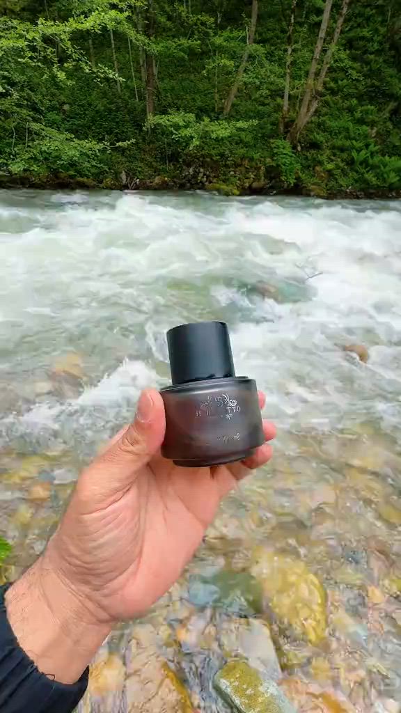 سوفت دارك  افخم نوتة شاي ممكن تمر عليك عطر خشبي طحلب راقي. يحتوي هذا العطر على مزيج من النضارة والهواء الطلق مزيج من خشب نجيل الهند #عطور #مشاهدات #مشاهير_تيك_توك  @القريشي للعطور _العراق 


**إذا كنت صاحب هذا الإعلان وتريد حذفه لأي سبب، رجاءا أرسل رسالة إلى الدعم الفني**