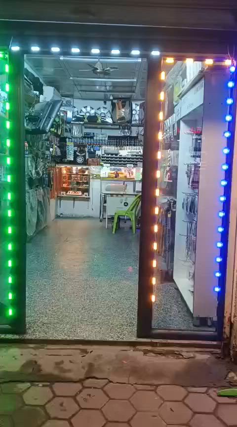 السلام عليكم 
للبيع محل كماليات الموقع شارع المجمعات مقابيل ماركت الوارث قرب الكوخ الجديد محل الاخوين للكماليات البيع بسبب عدم التفرغ ***********
