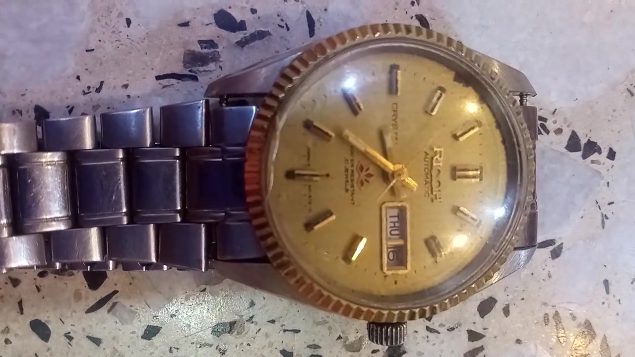 ه عندي ساعات اثنين وحده سايكو اوسيكو اصليه ياباني مملعوب بيه سعره 50 الف وعندي ريكو اصليه الساعه شويه بيه فطر بالجامه والسير موماله بس هم سير اصلي سعره 40 وهاذا تلفوني *********** واكو توصيل مجاني

