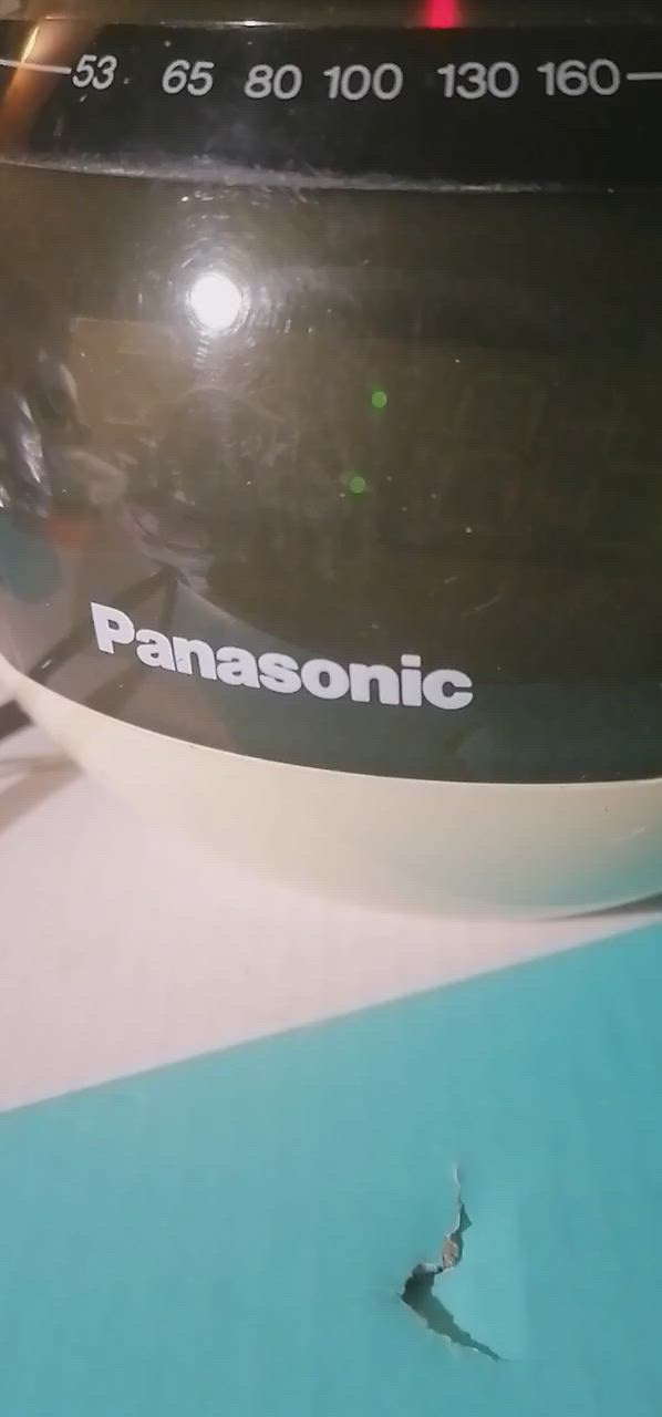 هذا الجهاز هو راديو وساعة منبه كلاسيكية من إنتاج شركة Panasonic، ويحمل الموديل الشهير Panasonic RC-70. تميز هذا الموديل بتصميمه الكروي المستوحى من العصر الفضائي (Space Age Design) والذي انتشر في فترة السبعينيات والثمانينيات.أبرز مواصفات وميزات الجهاز:التصميم المبتكر: يأتي بهيكل كروي يشبه الكرة ويحتوي على زر دائري كبير علوي مخصص لخاصية الغفوة وإلغاء المنبه (Doze / Sleep Cancel).موجات الراديو: يدعم نطاقي بث الراديو AM و FM مع مؤشر تردد دائري مدمج في الواجهة الأمامية.الشاشة الرقمية: يحتوي في واجهته على شاشة رقمية LED مدمجة لعرض الوقت.التشغيل: يعمل عبر التوصيل


**إذا كنت صاحب هذا الإعلان وتريد حذفه لأي سبب، رجاءا أرسل رسالة إلى الدعم الفني**
