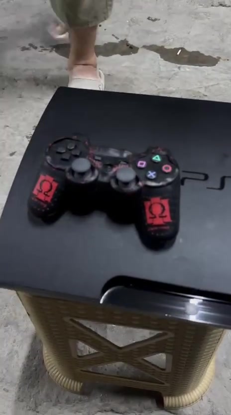 🎮 بلايستيشن 3 للبيع (بحالة الزيرو) 🎮
الجهاز نظيف جداً جداً (أخو الجديد) وخالي من أي عيب أو مشكلة.
 * الملحقات: جوستك جديدة أصلية 💯
 * الألعاب المحملة:
   * 🚗 GTA V (جي تي أيه 5)
   * ⚽ PES 2018 (بيس 18)
   * ⚔️ God of War 3 (إله الحرب 3)
   * 🤠 Red Dead Redemption 1 (ريد ديد 1)
   * ⛏️ Minecraft (ماينكرافت)
💰 السعر: 100 ألف (وبيه مجال للمشتري الطيب)
📍 الموقع: الفلوجة
🚚 التوصيل: متوفر لجميع محافظات العراق 🇮🇶
📲 للإستفسار أو الشراء: تواصل خاص واتساب أو اتصل على الرقم: ***********
