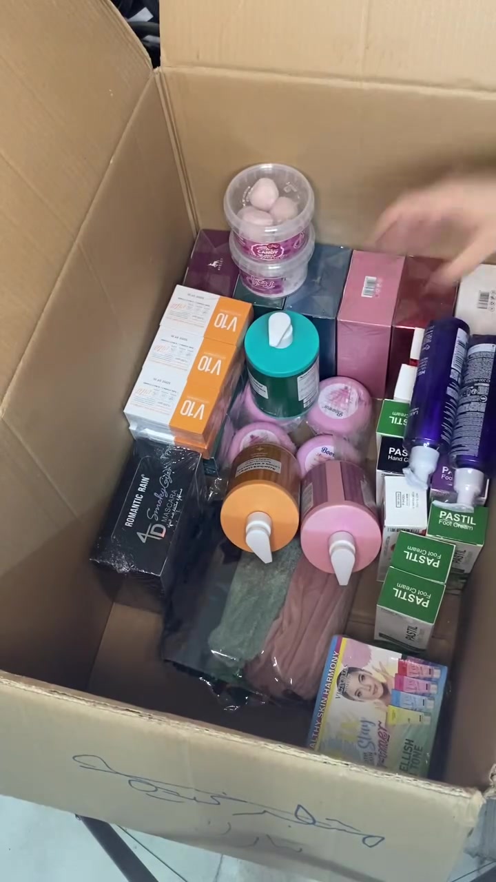 كارتون عنايه ومكياج وعطور 220 قطعه اصللي شرط الفحص القطع اكثرها خشن اي استفسار ع الواتساب 
***********@إشارة
