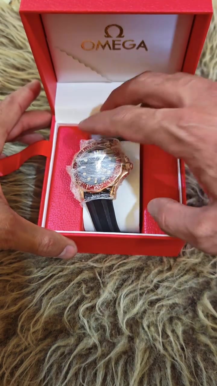 يا الله
هذه الساعة هي Omega Seamaster Diver 300M Co-Axial Master Chronometer 42mm. تتميز بهيكل مصنوع من مزيج Bronze Gold (الذهب البرونزي) الحصري من أوميغا، مع ميناء أسود وإطار من السيراميك الأحمر، بالإضافة إلى سوار مطاطي أسود قطر 42 مم من البرونز الذهبي مع ميناء دائري أسود وتاريخ عند موضع الساعة 6الحركة: حركة أوتوماتيكية Omega Calibre 8800 مقاومة للمجالات المغناطيسية حتى 15,000 غاوسمقاومة الماء: حتى عمق 300 متر (1000 قدم)
***********

