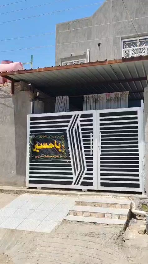 السلام عليكم بيت للبيع طابو صرف المساحه ١٢٥ طابقين الطابق الأول يتكون من غرفه وصاله واستقبال ومطبخ حار وبارد وحمام داخلي ومجمع صحيات خارجيه متكامله الطابق الثاني يتكون من غرفتين نضام سويت والستاره مال الطابق الثاني مبنيه ومطبكه فرشي بيت بناء حديث ومناقصه كلشي مكان العقار الهاشميه حي العسكري مقابيل المرور الجديده اي استفسار الاتصال عله الرقم علما البيت بناء طابوق السقف عقاده بنيان درجه اولى بيت مخدوم بس تجيب غراضك وتقعد بالبيت بيت ما ناقصه اي شيء السعر خاص المراسله على الواتساب او اتصال رقم صاحب البيت ***********

