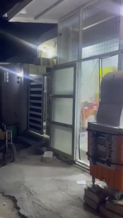 سلام عليكم بيت 🏠 100 متر طابقين البيع هوا وال محل وغراضه سعر 60 قفل 🔒 عنوانه 📍شارع المطار الجديد بشارع 30 وال يريد هاذه رقم *********** التوصل
