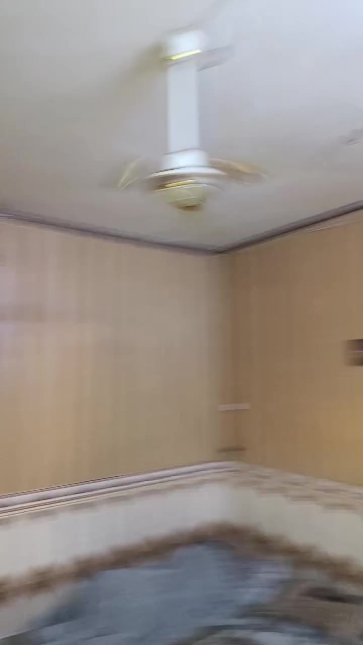 بيت 200متر يحتوي عله ثلاث غرف نوم وستقبال ومطبخ وهول جبير وحديقه والبيت صاير عله فرعين البيت بشارع طاقه تعبر شارع طاقه مسافه بل فرع هاذ رقمي متواجد بس وتساب ***********
