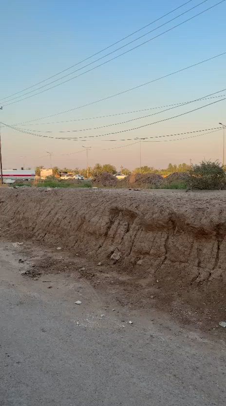 السلام عليكم بيت للبيع الاعلام الجديده  مقابيل الفوج ٩٨متر الواجهه ٧ ونزال ١٤ اربع غرف نوم وستقبال وحمام ٢داخلي و 1 حمام خارجي  بأسمي   السعر (١٦٥ )مليون علماً ان البيت مؤجر للاستفسار ***********
