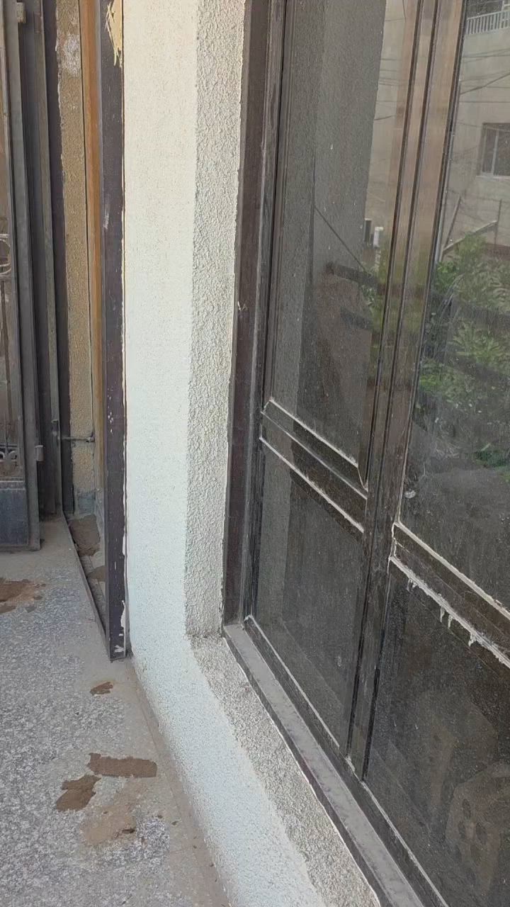 دار للإيجار حي تونس سكني مساحة 100 متر طابق اول 

يحتوي على غرفتين وصاله وحولي كبار 

مطبخ حمام منور سطح بيتونه 

موقع مميز قرب السوك داخل فرع

البيت يحتاج فقط صبغ صاحب البيت هو يصبغه 

إيجارها 500 الف الباب مشترك 

الاستفسار على رقم بي واتساب 

***********
