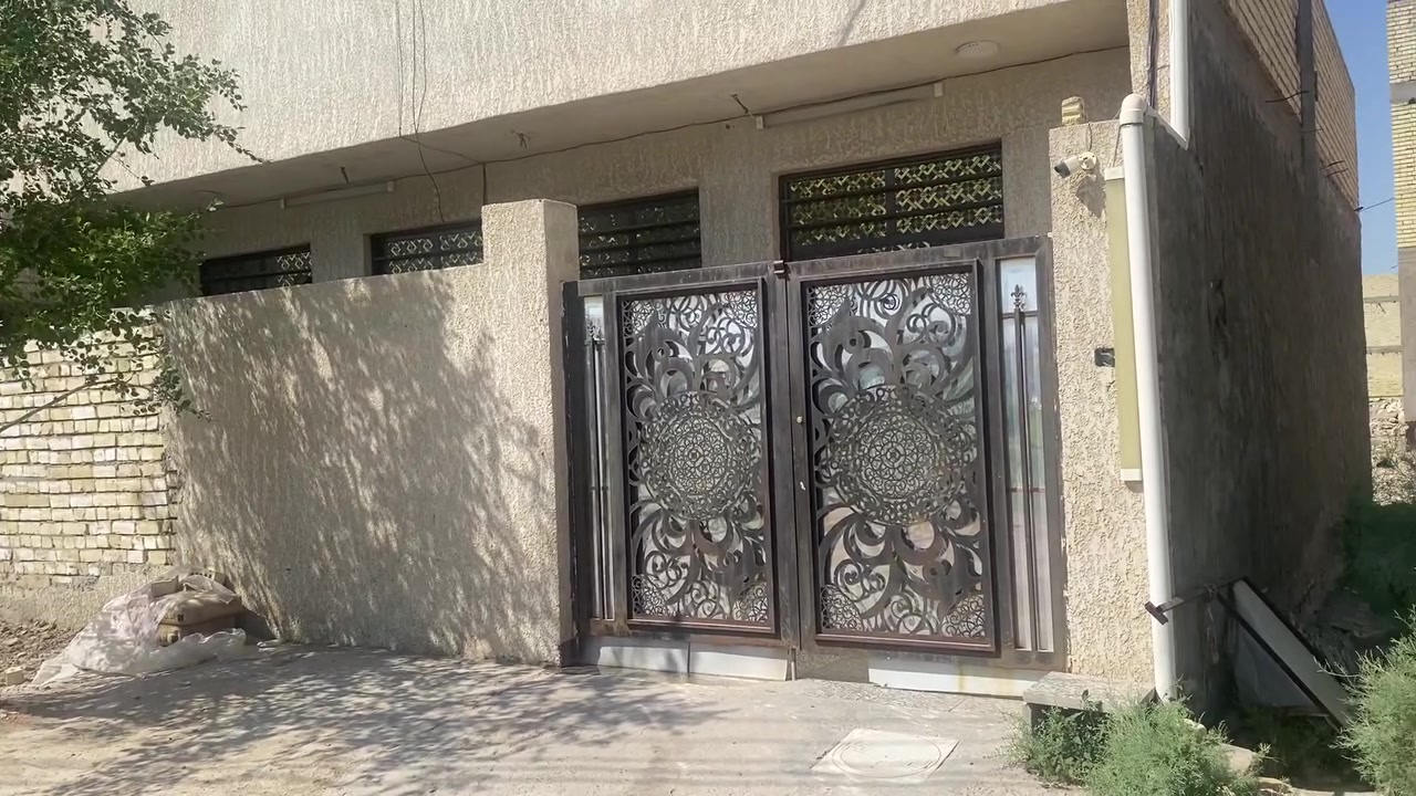 للبيع فقط  125 متر مربعه طابو  واجهه 10 متر و نزال 12,5 رقم القطعه 12339 الضباط طابق واحد كامل يحتوي على غرفتين نوم و مطبخ و استقبال و صاله و صحيات 2 للاستفسار ***********
