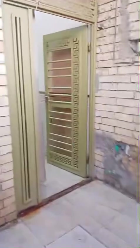 السلام عليكم من رخصت صاحب الكروب بيت للبيع ٩/٢المساحه ٥٠ متر واجهة ٥ والنزال ١٠ البيت ركن شارع ١٥ مدخلين البيت واحد على الفرع والثاني على الشارع البيت ماناقصه شي شغل درجه أولى كما موضح بالفديو الاستفسار اكثر الاتصال على الرقم ***********
