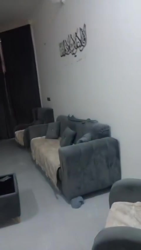 السلام عليكم بيت للبيع مساحته ٢٢٠ طابو صرف بناء جديد سنه ٢٠٢٥ يتكون من غرفتين نوم وصاله ومطبخ حار وبارد واستقبال وكلدور وثلاث مجمعات صحيه داخليه و خارجيه ومجمع بالطابق الثاني 
الطابق الارضي كامل والطابق الثاني صاعد كلدور ومجمع صحيات العنوان شارع ٨٠ بضهر التجاري يبعد عن الشارع ٣٠ متر موقع ممتاز قريب موقف الكيات فرع المخبز در النجف الشراي يتفضل *********** خاص
