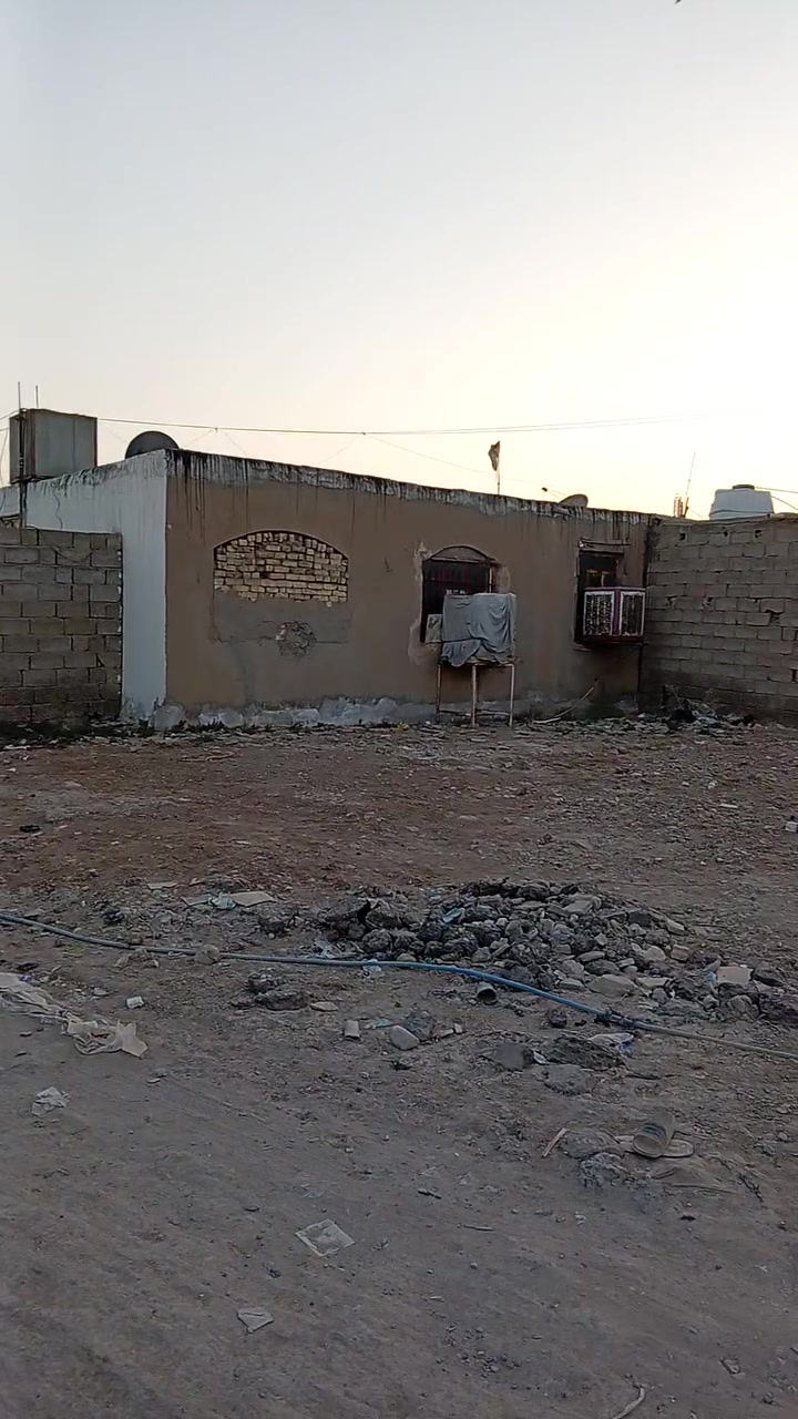 سلام عليكم بيت حواسم للبيع  مقابيل محلات جدد بيت جديد سكف صب صحيات كامله مجاري كامله غرفه جبيره استقبال حوش كبير شراي يجي خاص *********** يراسني واتساب
