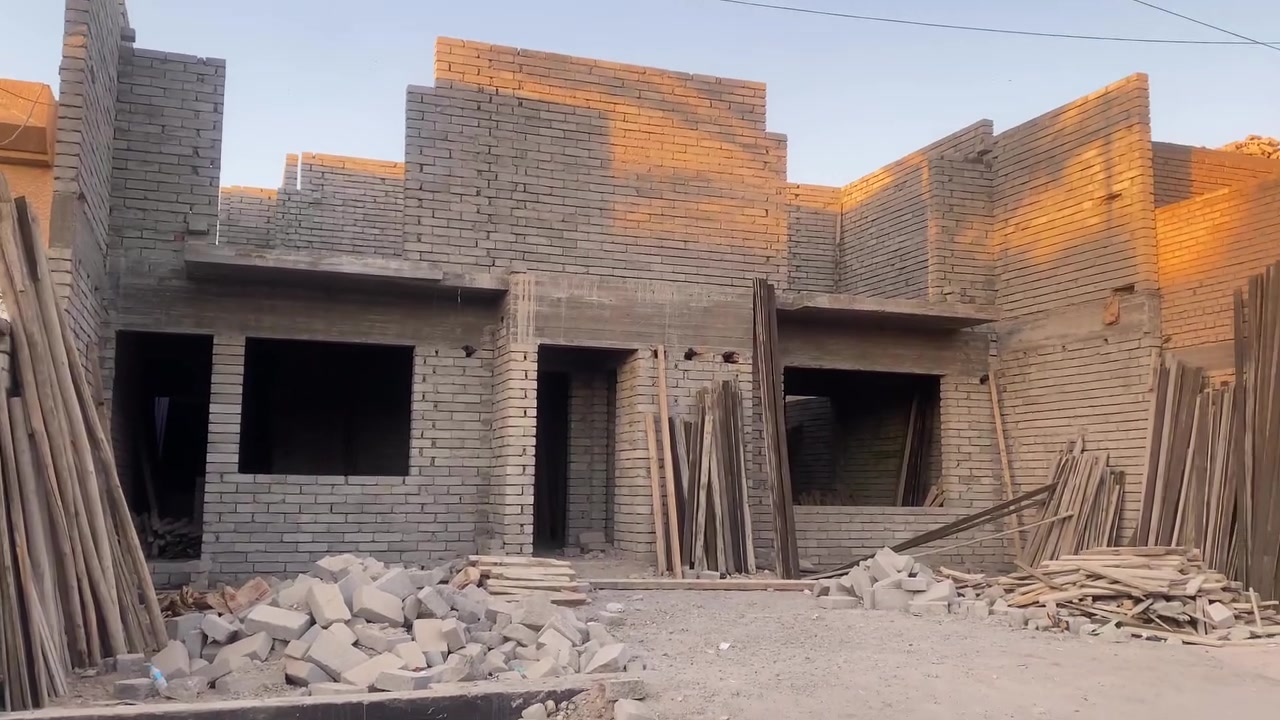 " بسم الله الرحمن الرحيم 🤍" 
مساحة 340 متر الدار هيكل الطابق الاول يحتوي 4 غرف وصاله واستقبال ومطبخ حار وبارد ومجموعة صحيات بالاضافه 
الطابق الثاني مبني غرفتين ومجموعة صحيات بدون صب الطابق الثاني الطابق الاول يحتوي على 4 مناور 
الواجهه يتوسطها كراج و على يمين الكراج ويساره حديقه 
عنوان المنزل المعمل الموظفين 
للاستفسار *********** 
اتصال او واتساب .
