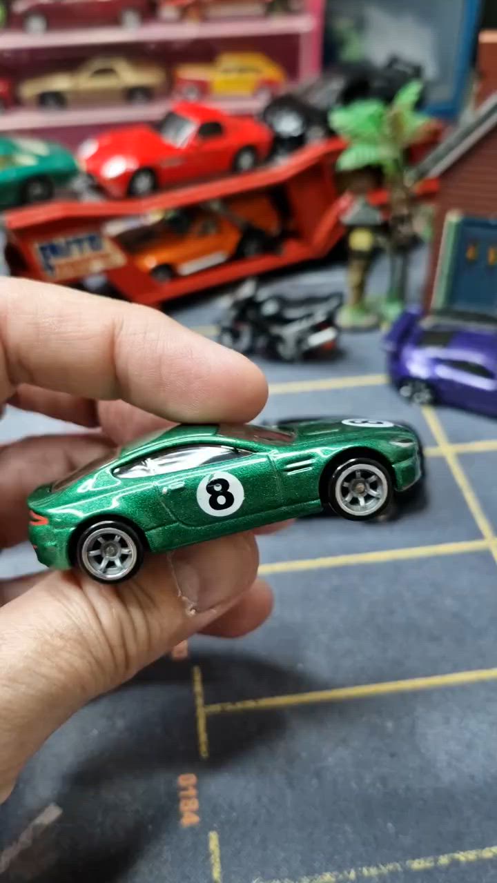 Hot Wheels 2010 Speed Machines Aston Martin V8 Vantage Green #R8482 
Very Rare 
أستون مارتن  
Scale 1\64


**إذا كنت صاحب هذا الإعلان وتريد حذفه لأي سبب، رجاءا أرسل رسالة إلى الدعم الفني**