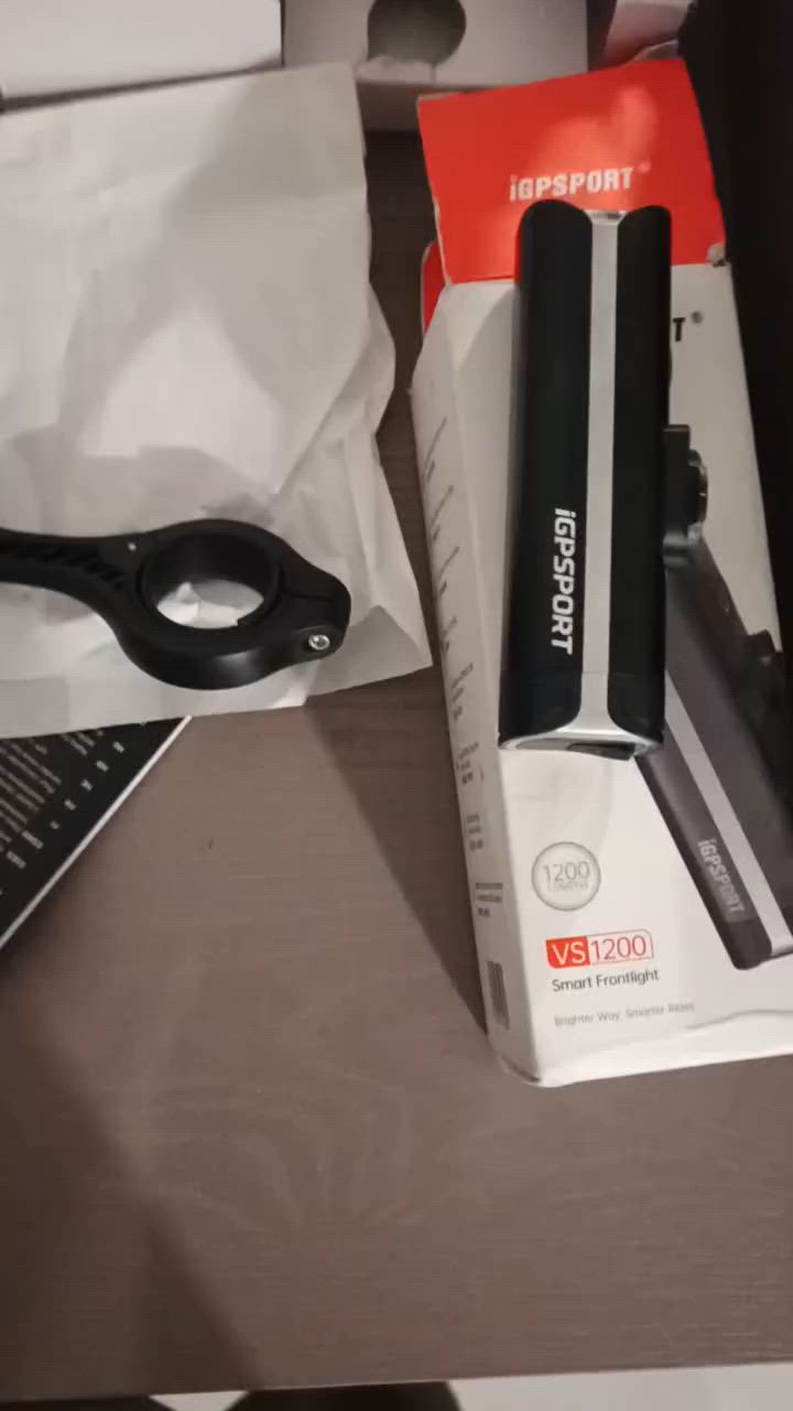 لايت igsport قطعه من النوادر 1200 لومن حقيقي تحكم من خلال التطبيق لايت جدا قوي وساعات تشغيل طويله ٥٠ الف نهايته مكاني بغداد ***********
