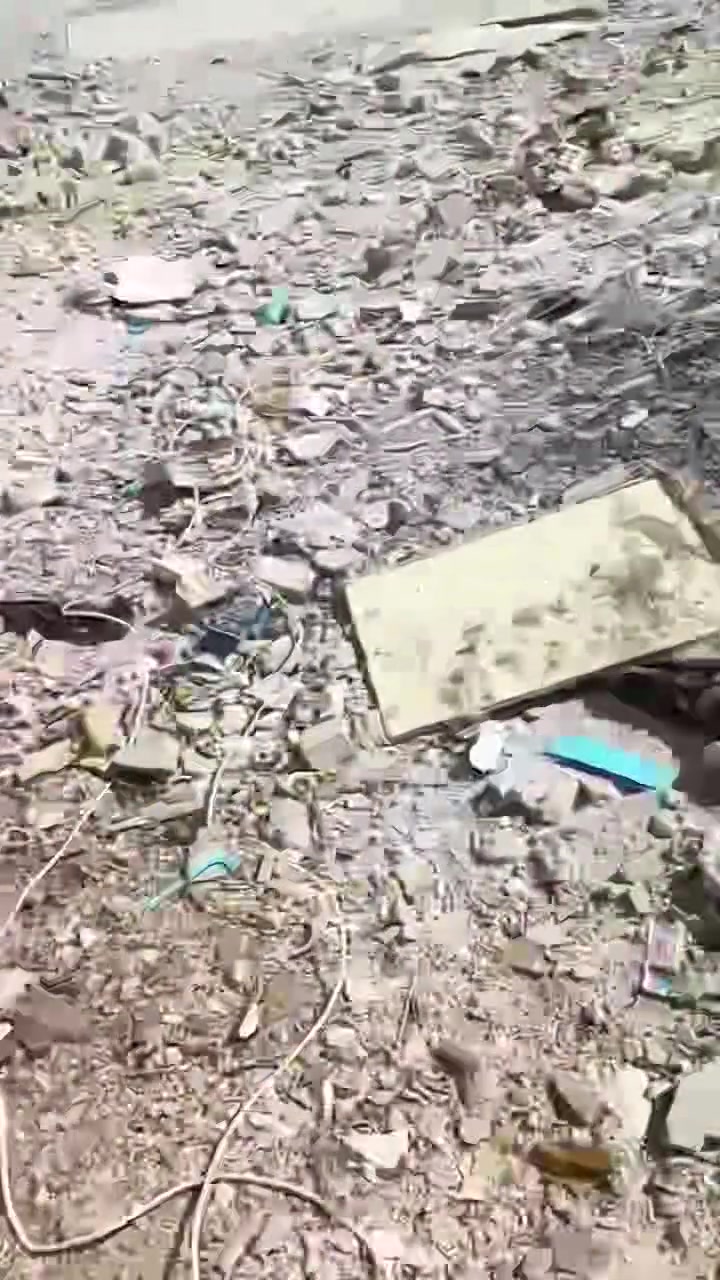 السلام عليكم موجود بيت عندي لبيع 50 متر طابقين بكفاءات السيديه ابضهر كليه السلام موقعه كلش حلو وهادئه بشارع السمجه ابدايه السمجه كامل من كلشي مي كهرباء مجاري نت ضوئي سخان تانكي ماطور مي بي باقي نقوصات بسيطه بي هذا رقمي للتواصل واتساب او مخابره *********** باقي نقوصات بسيطه بي يرداله ستاره وبيتونه مكامله مالته والمطبخ يرادله سيراميك بس والغرفه فوك يرادله بياض لي فوك وكاشي لطابق الثاني بس السعر ع ع الرقم لي موجود بلامنشور اني صاحب البيت

