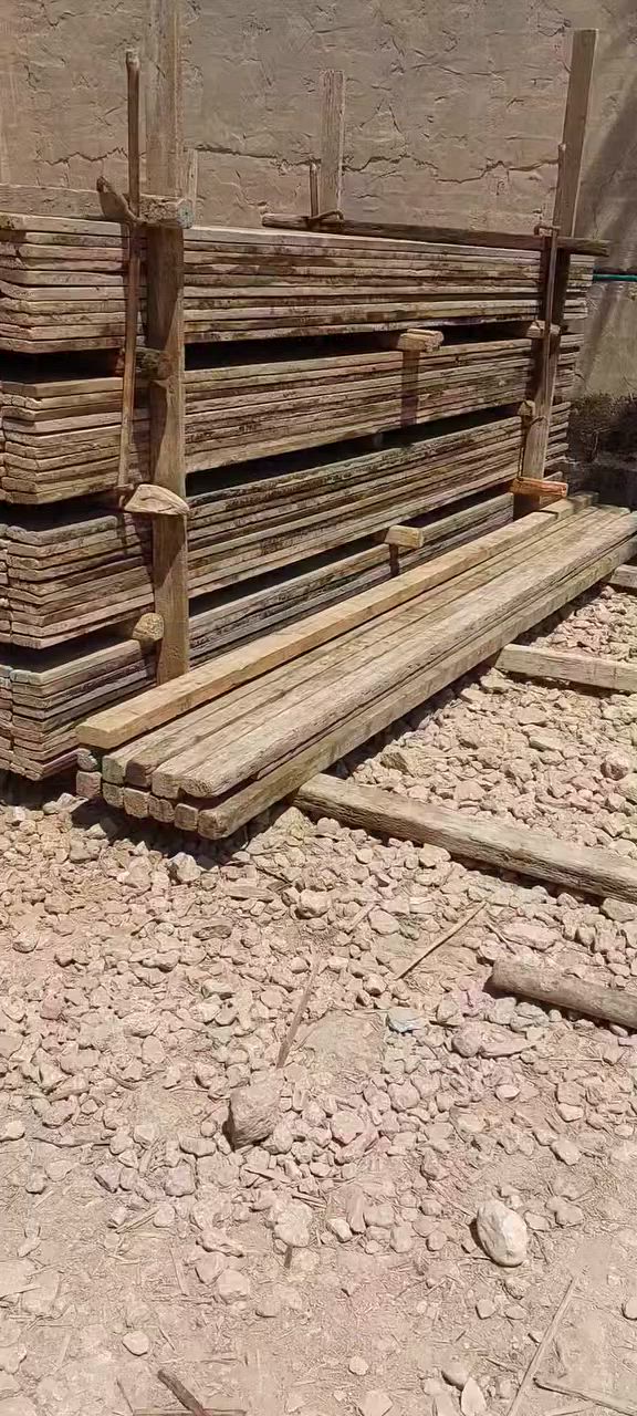 قالب خشب روسي تارس للبيع يدك 400 متر اكثر من 16 مكعب الاطوال 10 مكعبات والباقي من مترين ونص وجوة مكاني بابل  حله حي العسكري ***********
