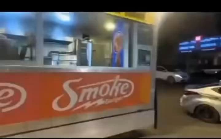 السلام عليكم اشباب سياره مطعم متنقل للبيع كامله وكله شغال جاهزه ونضافه فول شراي يتصل مكلف عنوان ميسان بنشر هاذ رقم ***********
