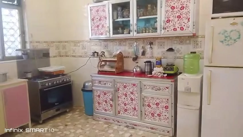السلام عليكم  بيت مساحة ٢٠٠ متر واجهة ١٠ نزال ٢٠ طابوزراعي ملك صرف سند ٢٥ بحي الفرات بصف بانزين خانة حي نصر بيت قريب على شارع بالمربع الأول ٤ غرف نوم ومطبخ واستقبال وصالة وخدمات وحديقه جبيرة وكراج جبير شارع عرضة ١٢ متر  مامتواجد على فيس للاستفسار ***********
