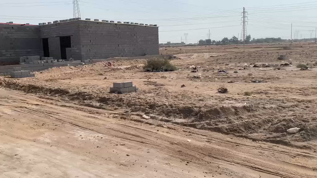 قطعه ارض دواجن مساحه 250 متر تصوير قبل سنتين حالين موجود بيوت يمها مكلف بنشر شراي يتصل عله رقم ***********سعر 8مليون وبيها مجال قليل لشراي قطعه مكفوله عشائرين فقط ما معوضه قطعه واصله كهرباء فقط
