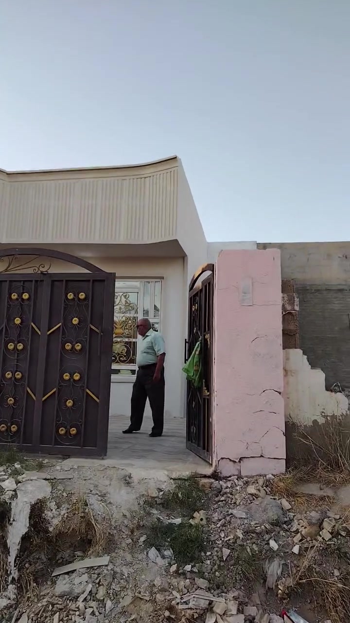دار طابو سكن في حي الأمير الثاني المساحه ١٥٠ متر قرب بيت الاستاذ ثامر حسن كطيو للبيع الذي يرغب بالشراء يتصل على مكتب سيد إبراهيم الشرفي الحسيني للعقار الاتصال على الأرقام التالية ***********، *********** مع جزيل الشكر...
