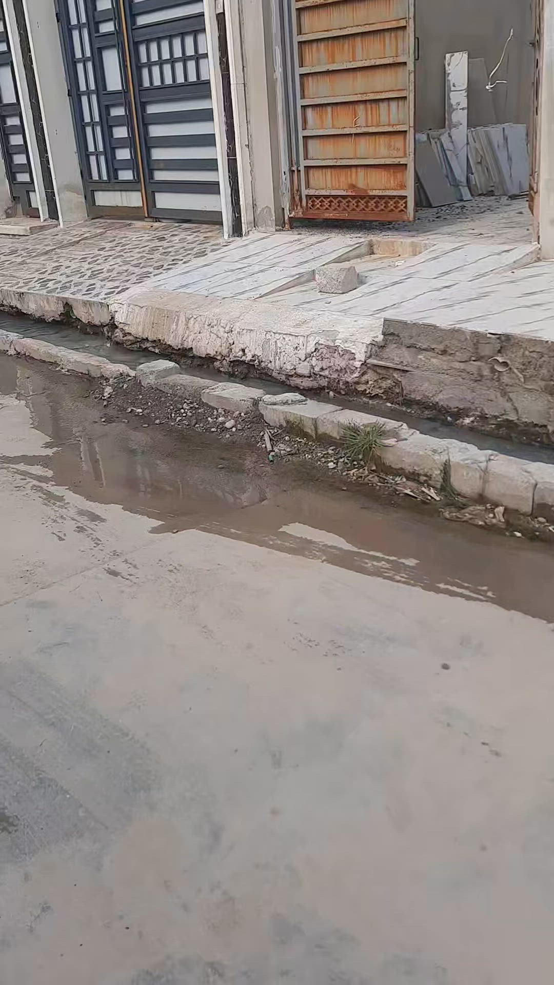 المساحه ١٠٠ متر 
الموقع جمعية الماء قرب حي التحرير وحي النهضه .
يحتاج كهربائيات وصحيات مرحله ثانيه
***********
***********
