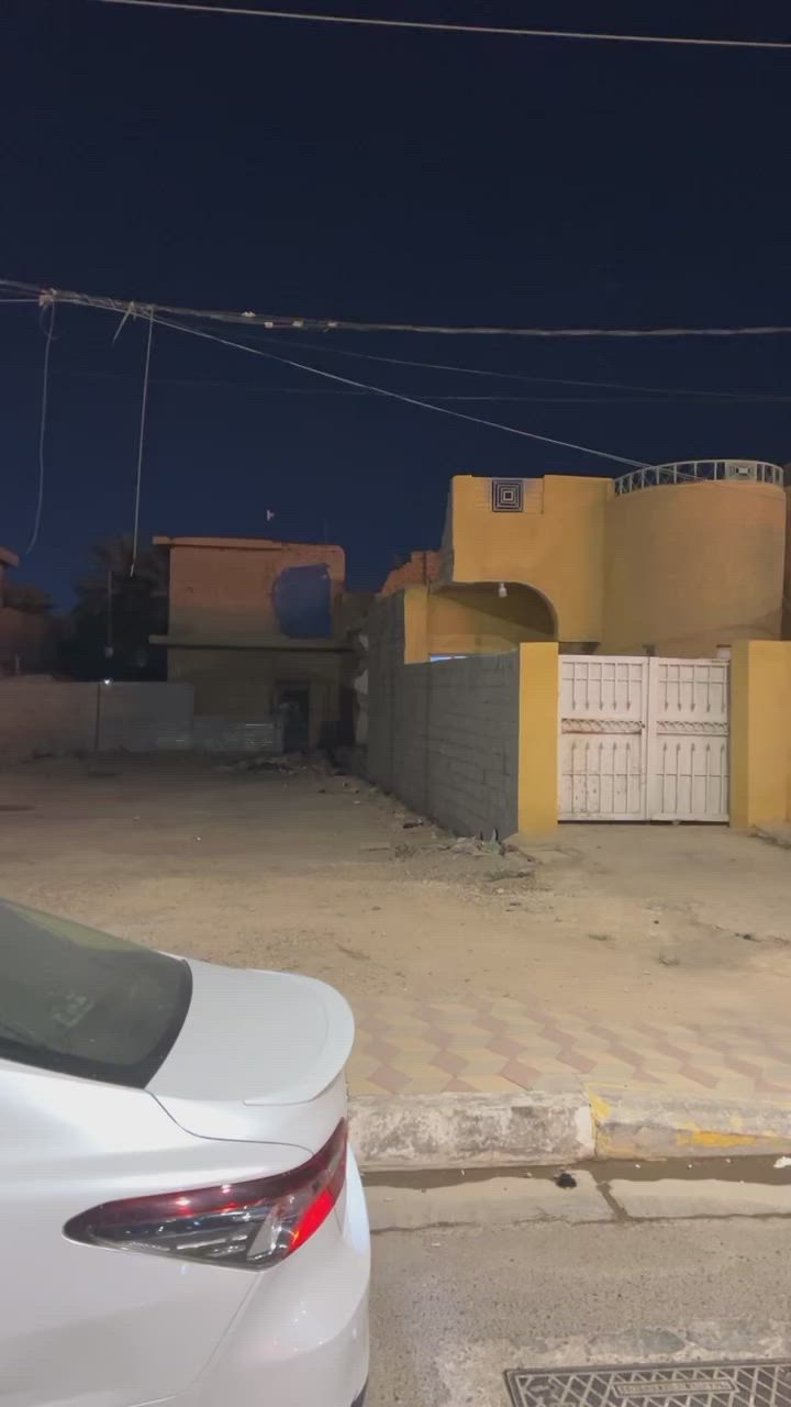 السلام عليكم بيت للبيع طابق واحد مساحة 200م وجه 10 نزال 20 تجاري على شارع الثرثار مقابل كافيه غرام والملعب للاستفسار الاتصال على الرقم ***********
