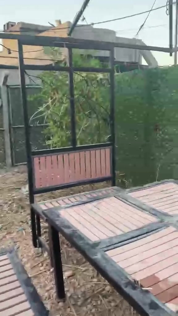 للبيع كوخ حدايق منزليه او كوفي حديد اربع قنفات يحتاج غسل وصبغ يرجع جديد لان احنا تاركي بره عنوانه طهمازيه السعر 300 وبي مجال قليل ***********
