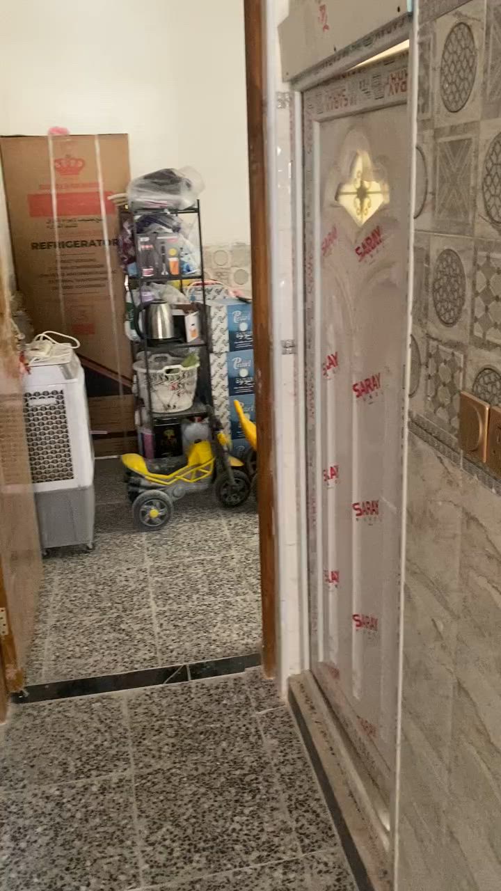 السلام عليكم مشتمل طابقين تجاري للبيع
المساحه 100 متر (واجهه 5 ونزال 20 )

بي محل كبير مؤجر  

وبيت طابقين 

بناء جديد سنة 2025

الطابق الاول مدخل واحد غرفه وصاله ومطبخ ومنور وحمام وتواليت مشترك 

الطابق الثاني غرفتين وحولي وحمام وتواليت مشترك 

والطابق الثالث ستارة وبيتونه 

نظام الكهرباء كل طابق مفصول عن الثاني فقط بالسحب مشترك وكذلك المحل كهرباءه مفصوله عن البيت  

وشغل الكهرباء والماء والمجاري درجه أولى البيت شغل جناي درجه أولى كله سيراميك ومطبك كاشي وبايه ومرايه ومحجر للدرج والسطح ايزوكام وكذلك المحل والبيتونه هم ايزوكام مجاري البيت الأمل الشريف المصري بيت تاخذه ومباشر تسكن او تستثمره بكيفك 

الطابق الاول طابوق جمهوري 

الطابق الثاني بلوك 

البيت من المالك مباشرة 

تجاري في الحسينية على شارع ابو سمير  التجاري قرب اسواق الدراجي  على نفس الشارع الرئيسي مال ابو سمير

البيت بصف مكتب المختار ابو محمد وبصف مصور اليقين 

موقع البيت تجاري وجدا مميز وراقي 

كلشي مذكور بالمنشور

ملاحظه واجهه البيت بيها تعديل اليوم ان شاء الله أكملها

تستلم البيت ع اخير حبايه  

والفيديوهات توضح كلشي 

السعر مذكور في نهاية الفيديو 

رقمي *********** للتواصل او الاستفسار
