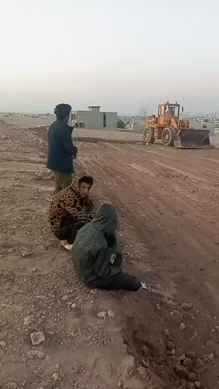 السلام عليكم اخواني ارض لبيع بل عبور المساح 250متر سعر كلش مناسب لستفسار اتصل عل رقم الموجود  واتساب***********

