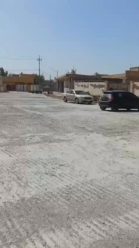 السلام عليكم قطعه للبيع في حي الحكيم الاولى نزلت علي الامير قريبه على المستوصف تبعد عن السده ١٠٠متر المساحه ٥٠٠متر آله بضهرها بيت هيه واجه العرض19والنزال 26عارضه 40مليون اوبيه مجال للشراي الاتصال على هذا الرقم ***********
