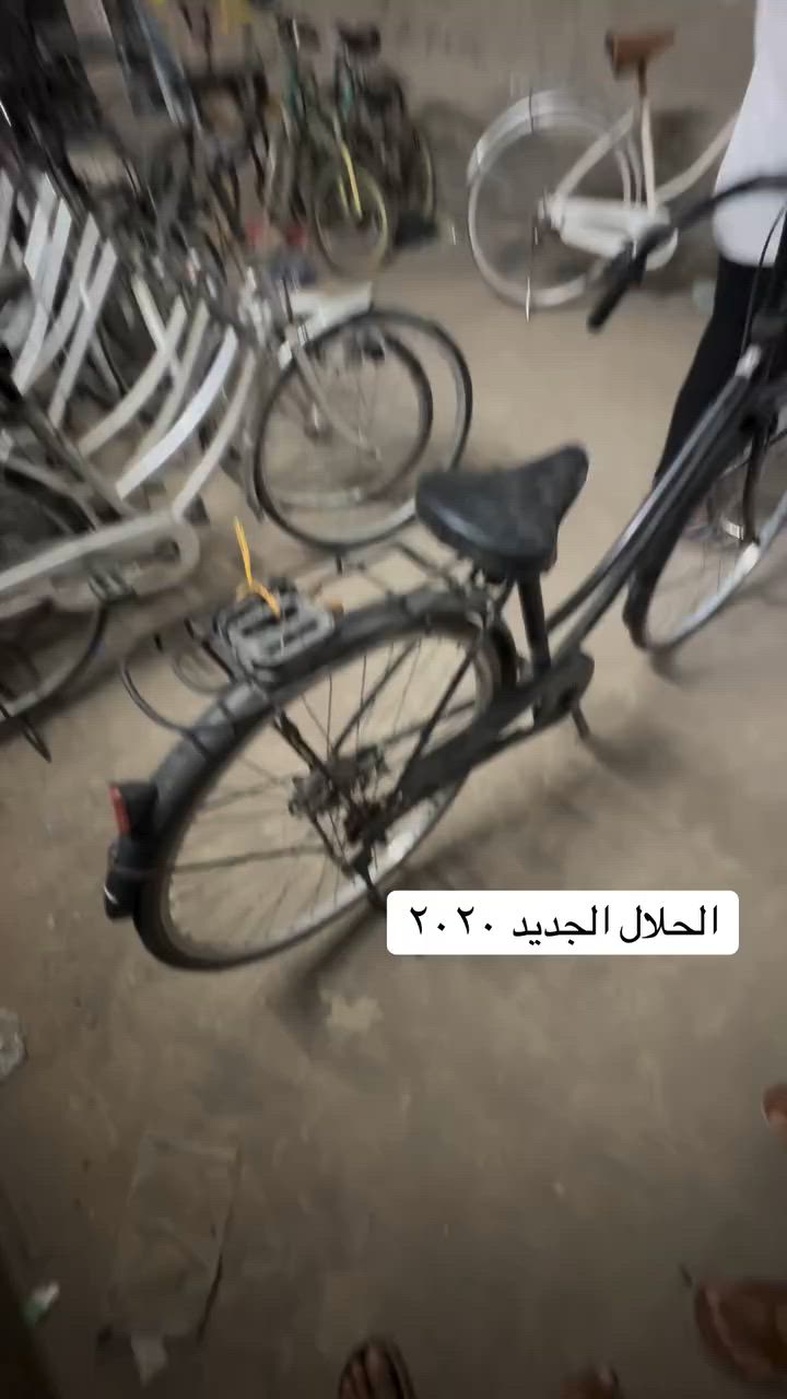 السلام عليكم بايسكل للبيع بناتي حجم٢٦نزله حاويه قبل يومين مديل ٢٠٢٠ بايسكل نضيف ١٠٠٪؜ما ماشي ابد كلش نضيف سعره ١٤٠بي مجال قليل للاستفسار ***********مكاني بغداد زعفرانيه

