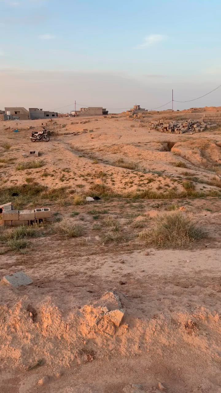 السلام عليكم قطعه ارض للبيع مساحه 200متر مربع واجه 10و نزال 20ع شارع 10 قريبه جدا من سكن بيتين براس الفرع مالتهة و ضهرهة عابرهة السكن كهرباء قريبه براس الفرع موقع شهداء حي الشرطه قرب حوض شعبان رقم ***********
