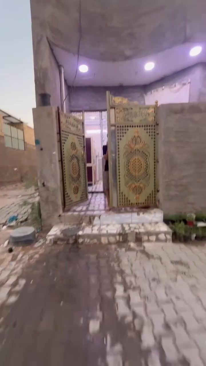 السلام عليكم دار للبيع المساحه 100متر جديد
واجهة7 نزال 15
الطابق الأول يحتوي على استقبال ومطبخ وخدمات وغرفه نوم 
الطابق الثاني يحتوي على صاله و حمام و غرفه نوم 
للاستفسار مكتب دلالية الغرير 
***********
***********
